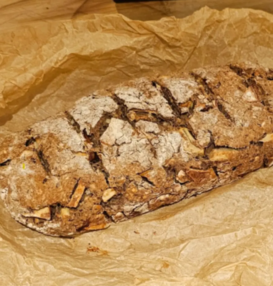 Glutenfreies Walnuss-Apfel-Buchweizenvollkornbrot auf Holzbrett